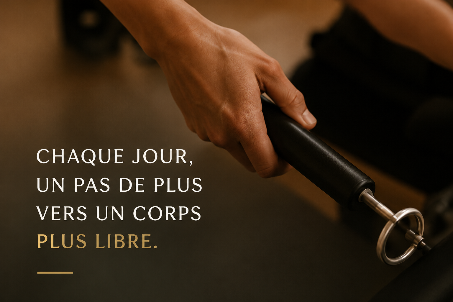 Main sur la poignée d’un appareil, avec la devise « Chaque jour, un pas de plus vers un corps plus libre »